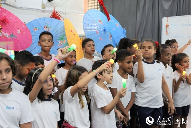 端午節(jié)活動在里約薩繆爾·韋納公立學(xué)校舉辦，該校師生合唱中文歌曲。 人民網(wǎng)記者 時元皓攝