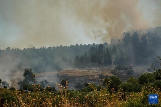 6月12日，以色列北部加利利地區(qū)遭受火箭彈襲擊后冒出滾滾濃煙。新華社發(fā)（阿亞爾·馬戈林?jǐn)z/基尼圖片社）