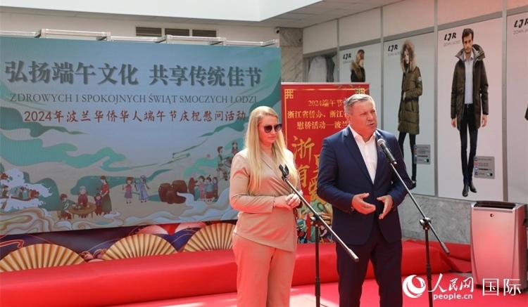 皮耶霍欽斯基（右）在活動(dòng)上致辭。人民網(wǎng)記者 李增偉攝