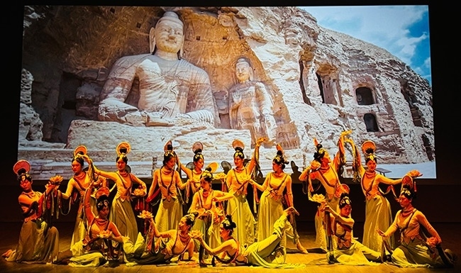 展演現(xiàn)場，同學(xué)們在表演節(jié)目《云岡飛天印象》。校方供圖