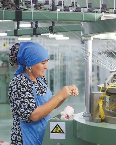 在針織毛坯車間，當?shù)毓と苏诮泳€。胡澤曦攝