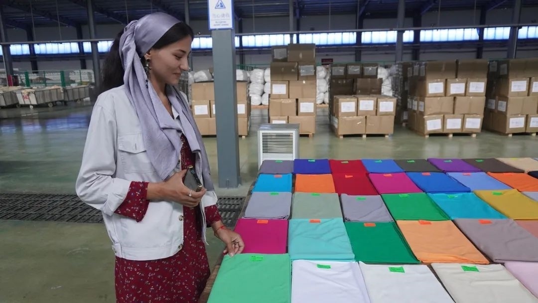 當?shù)毓と苏跈z驗成品。曲頌攝