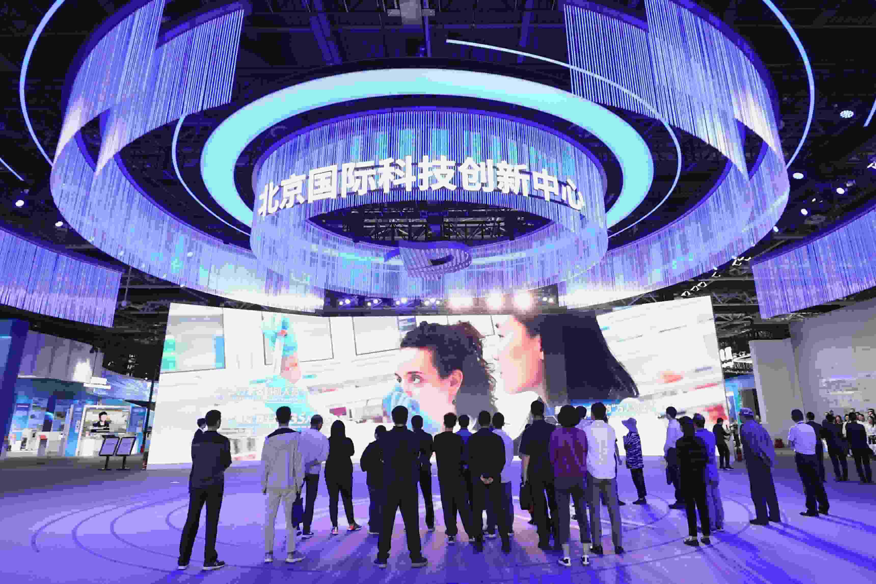 △2024年5月11日，觀眾在中關村展示中心觀看科技創(chuàng)新宣傳片。