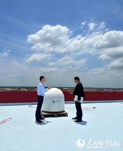 中泰兩國技術(shù)人員交流低軌寬帶衛(wèi)星互聯(lián)網(wǎng)運(yùn)行情況。人民網(wǎng)記者 簡承淵攝