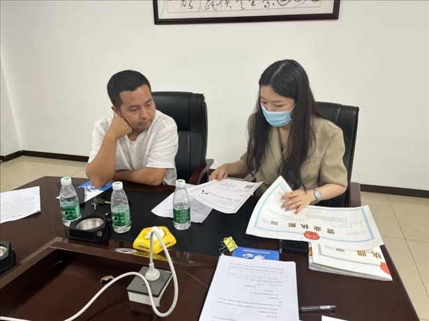 成都市溫江區(qū)市場監(jiān)管局在區(qū)農(nóng)副產(chǎn)品流通交易中心為商戶上門辦理“個轉(zhuǎn)企”登記。成都市市場監(jiān)管局供圖