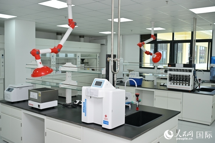 援緬甸國(guó)家疾控中心實(shí)驗(yàn)室內(nèi)。人民網(wǎng)記者 謝佳君攝