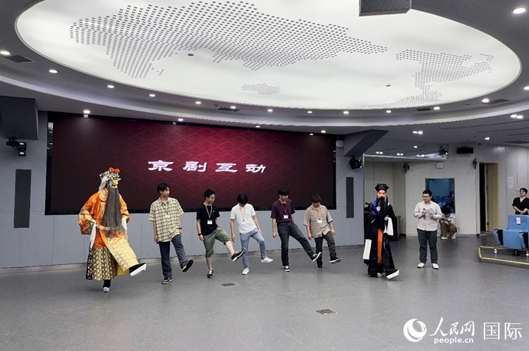 日本大學(xué)生代表團(tuán)學(xué)習(xí)京劇臺步。人民網(wǎng)記者 陳思攝