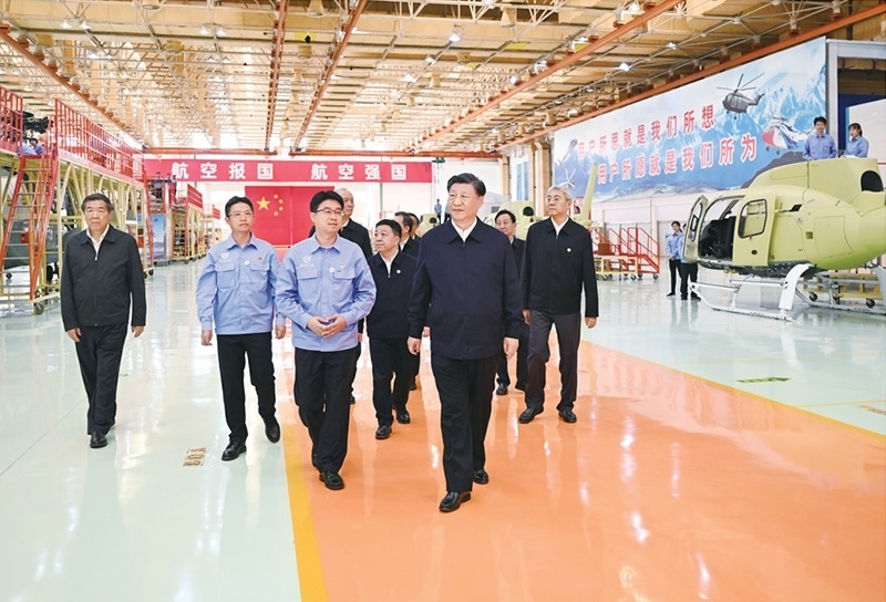 2023年10月10日至13日，中共中央總書記、國家主席、中央軍委主席習(xí)近平在江西考察。這是11日上午，習(xí)近平在景德鎮(zhèn)市昌河飛機(jī)工業(yè)（集團(tuán)）有限公司考察。 新華社記者 燕雁/攝