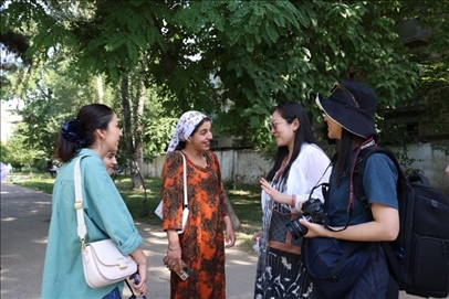 人民日?qǐng)?bào)記者和塔方記者在進(jìn)行交流。顏歡攝