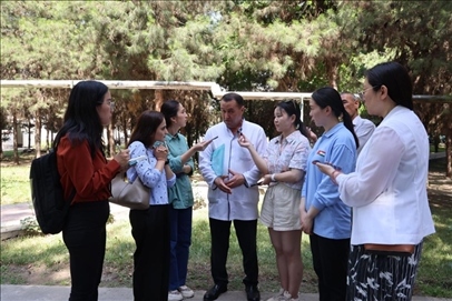 聯(lián)合采訪團(tuán)隊(duì)在采訪塔吉克斯坦中央眼科醫(yī)院副院長(zhǎng)馬爾索羅夫·薩爾杜洛。胡澤曦?cái)z