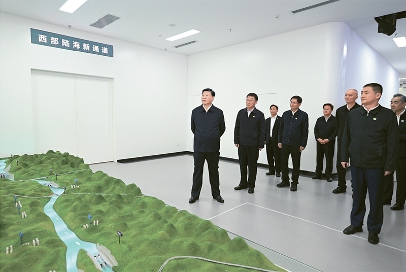 2023年12月14日至15日，中共中央總書記、國家主席、中央軍委主席習(xí)近平在廣西考察。這是14日上午，習(xí)近平在南寧市考察中國—東盟信息港股份有限公司，結(jié)合平陸運(yùn)河沙盤聽取西部陸海新通道骨干工程建設(shè)匯報(bào)。 新華社記者 謝環(huán)馳/攝