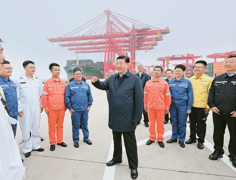 2024年5月22日至24日，中共中央總書記、國家主席、中央軍委主席習(xí)近平在山東考察。這是22日下午，習(xí)近平在日照港親切慰問港口科技工作者、運(yùn)營人員、航運(yùn)人員。 新華社記者 謝環(huán)馳/攝