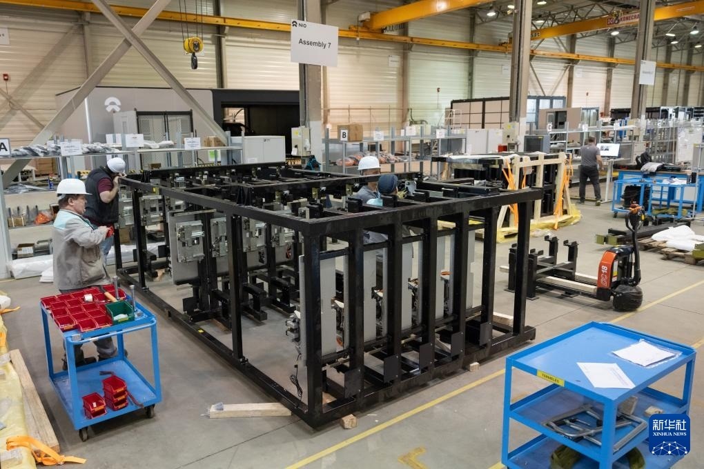 2024年1月26日，在匈牙利比奧托爾巴吉，員工在蔚來能源歐洲工廠工作。新華社發(fā)（弗爾季·奧蒂洛 攝）