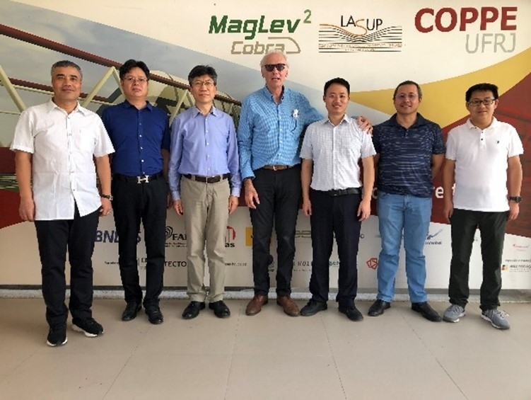 實驗室建設(shè)團隊主要負責人與巴西里約熱內(nèi)盧聯(lián)邦大學交流。西南交通大學供圖