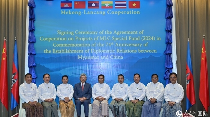 中國駐緬甸大使陳海（左四）與緬方執(zhí)行部委部長合影。人民網記者 謝佳君攝