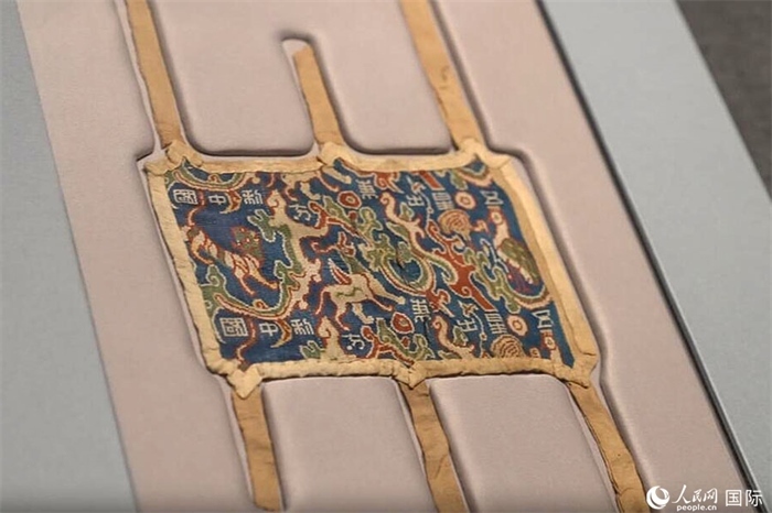 “五星出東方利中國(guó)”織錦護(hù)臂。人民網(wǎng)記者 張麗婭攝