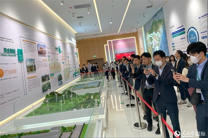 日本創(chuàng)價(jià)學(xué)會(huì)青年代表團(tuán)在烏魯木齊市文化中心規(guī)劃館參觀。人民網(wǎng)記者 張麗婭攝