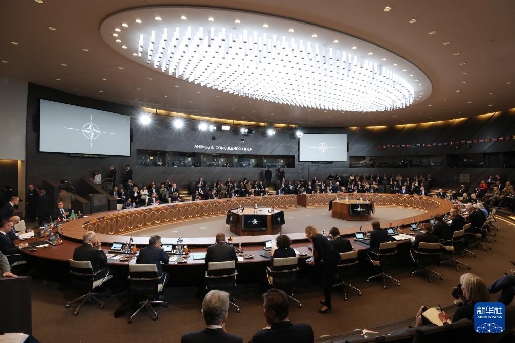 這是6月14日在比利時(shí)布魯塞爾北約總部拍攝的北約防長(zhǎng)會(huì)現(xiàn)場(chǎng)。新華社記者 趙丁喆 攝