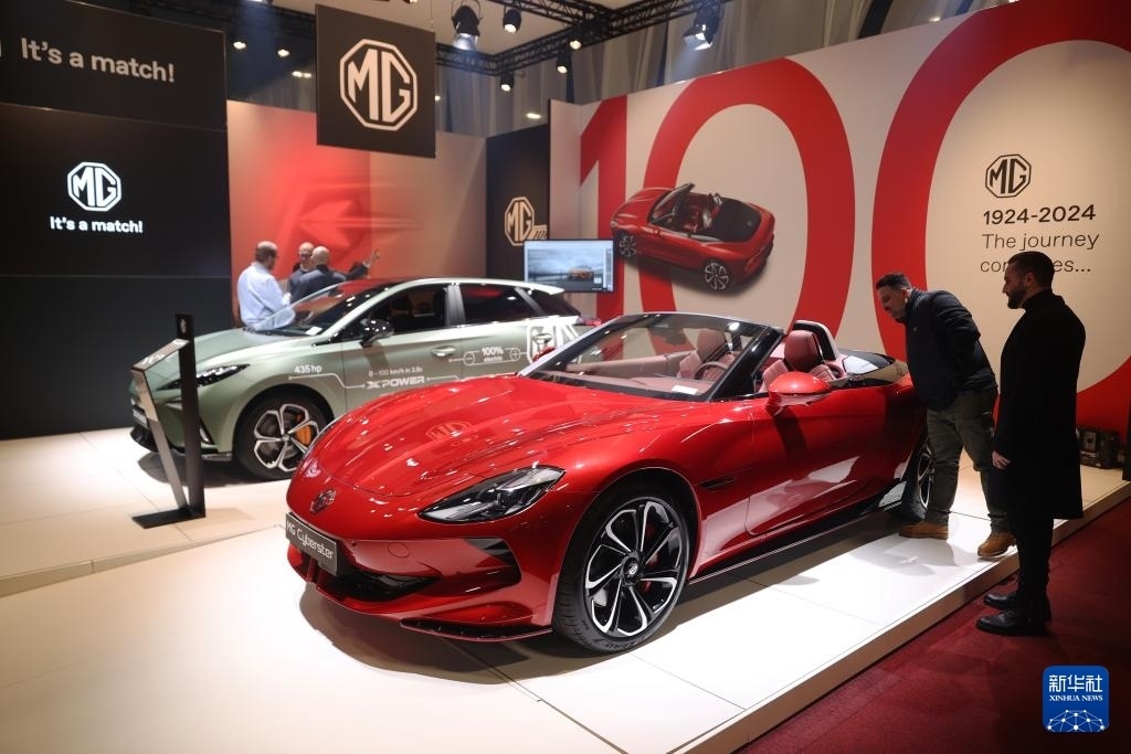2024年1月17日，人們?cè)诒壤麜r(shí)布魯塞爾舉辦的2024布魯塞爾汽車展上參觀上汽名爵電動(dòng)汽車。新華社記者 趙丁喆 攝