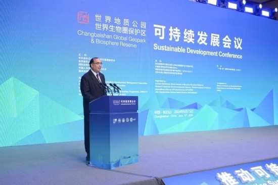  6月15日，聯(lián)合國教科文組織東亞地區(qū)辦事處主任夏澤翰在“長白山·世界地質(zhì)公園、世界生物圈保護區(qū)可持續(xù)發(fā)展會議”上做主旨演講。新華社發(fā)