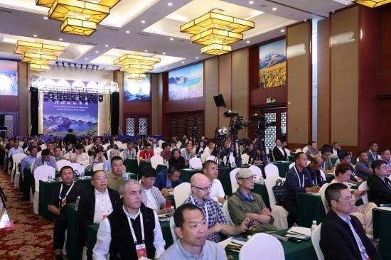  6月15日，“長白山·世界地質(zhì)公園、世界生物圈保護區(qū)可持續(xù)發(fā)展會議”現(xiàn)場。新華社發(fā)