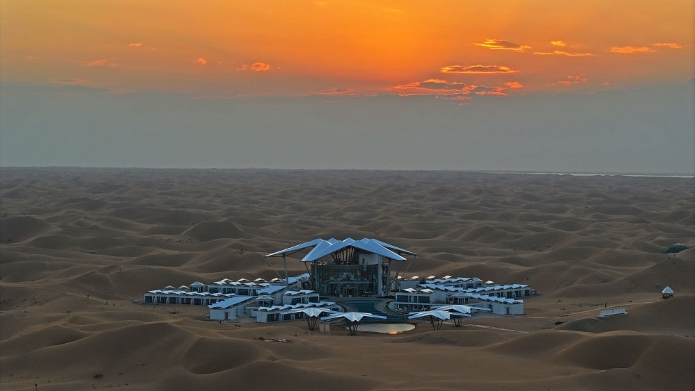 這是位于寧夏中衛(wèi)市沙坡頭景區(qū)的星星酒店（2023年9月6日攝，無(wú)人機(jī)照片）。新華社記者 王鵬 攝