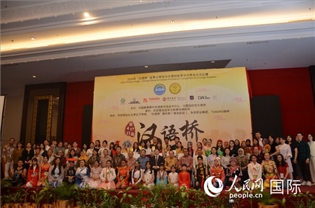 出席閉幕典禮的嘉賓、學(xué)校師生及獲獎(jiǎng)選手等合影留念。人民網(wǎng)記者李培松攝