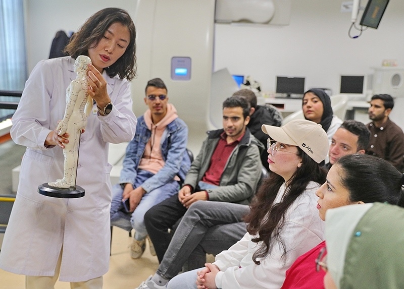 2023年4月19日，河北省秦皇島市中醫(yī)醫(yī)院醫(yī)務工作者為燕山大學外國留學生講解中醫(yī)經(jīng)絡知識。