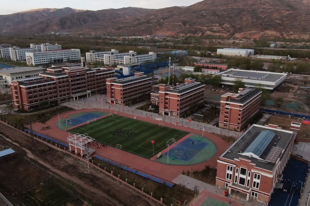 這是果洛西寧民族中學(xué)（2021年4月28日攝，無人機(jī)照片）。