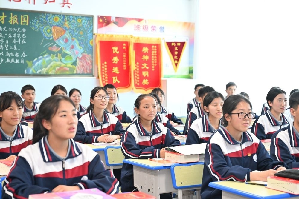 2024年6月18日，果洛西寧民族中學(xué)學(xué)生在上課。