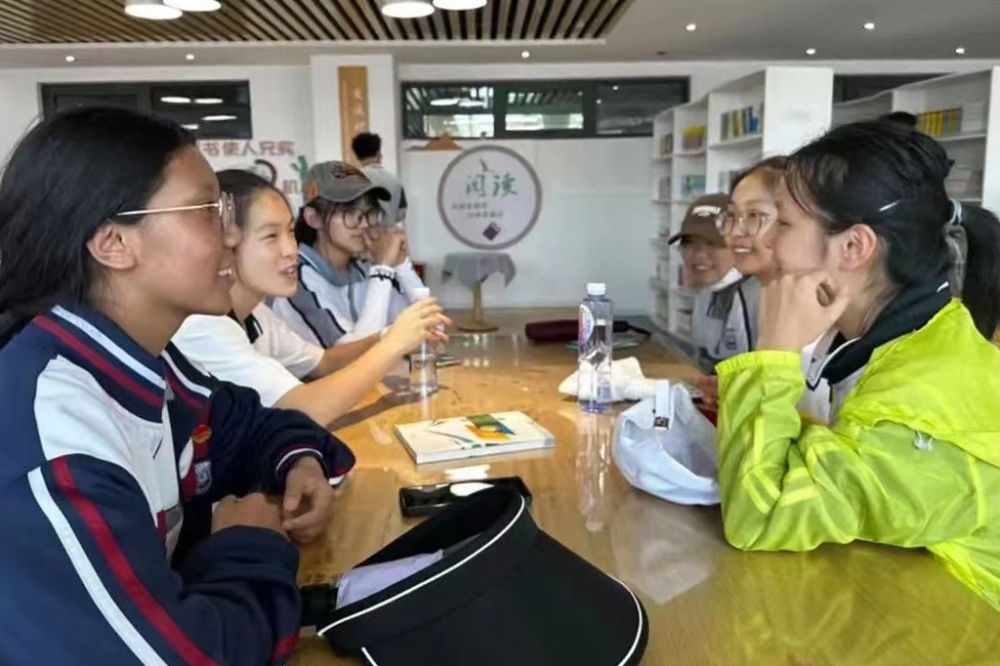 2023年7月10日，在果洛西寧民族中學(xué)，上海市大同中學(xué)學(xué)生（右）與果洛西寧民族中學(xué)學(xué)生交流。新華社發(fā)（果洛州教育局供圖）
