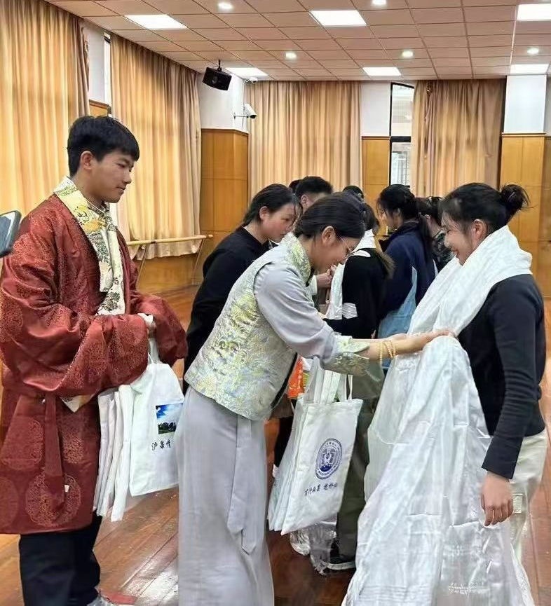 2024年1月18日，在上海市大同中學(xué)，果洛西寧民族中學(xué)學(xué)生給上海大同中學(xué)師生獻(xiàn)哈達(dá)。新華社發(fā)（果洛州教育局供圖）