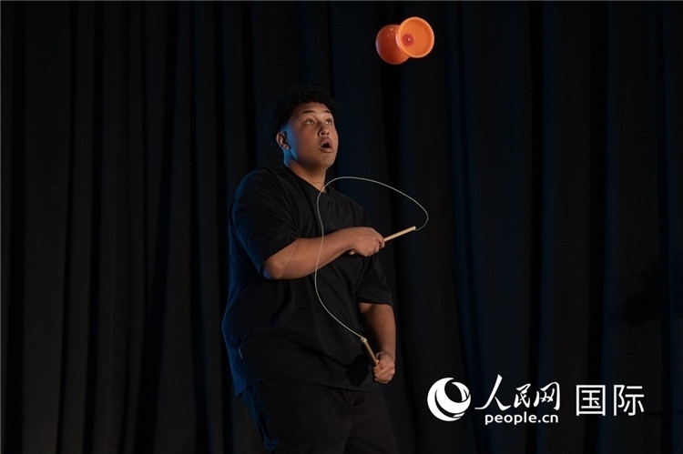 參賽選手表演的抖空竹如行云流水。人民日?qǐng)?bào)非洲中心分社 希拉茲·莫林?jǐn)z