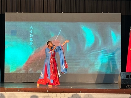 一等獎(jiǎng)獲得者彩翼進(jìn)行才藝表。（圖片來(lái)源：孔子課堂）