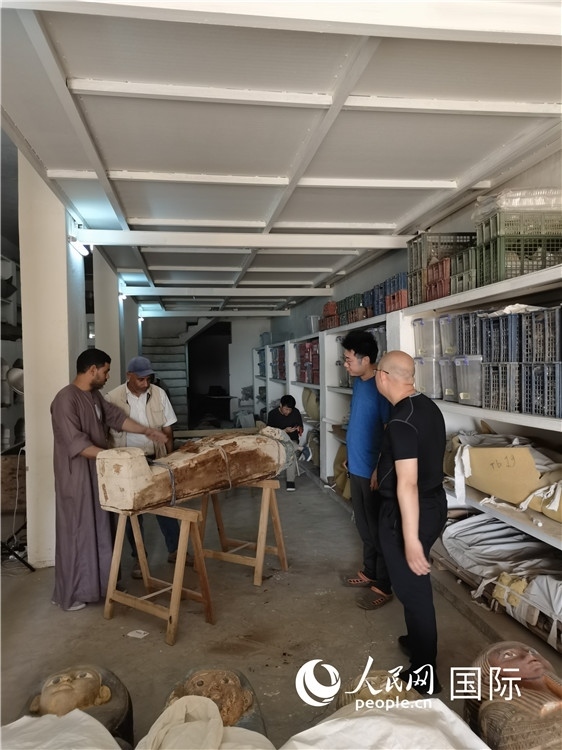 圖為中埃薩卡拉新出土文物數(shù)字化調查與研究項目團隊在工作現(xiàn)場。