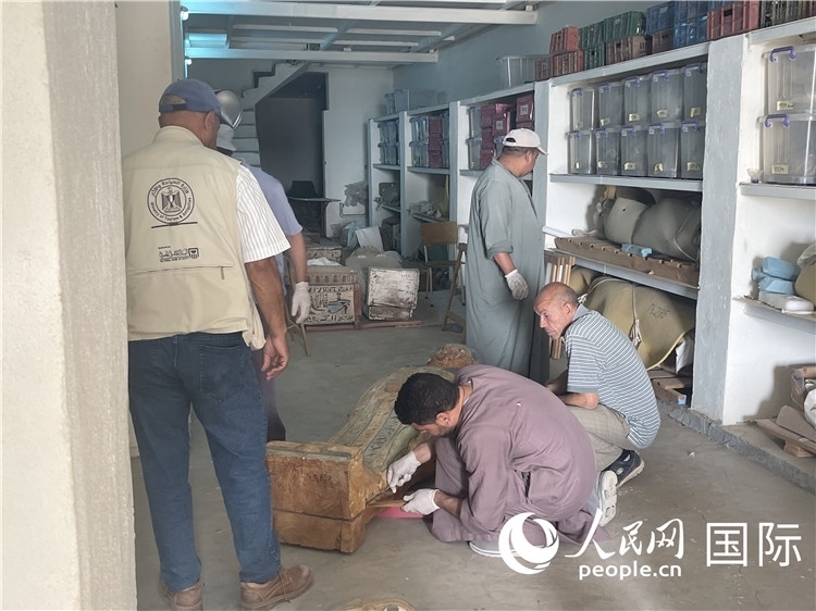 圖為中埃薩卡拉新出土文物數(shù)字化調查與研究項目團隊在工作現(xiàn)場。薛江攝