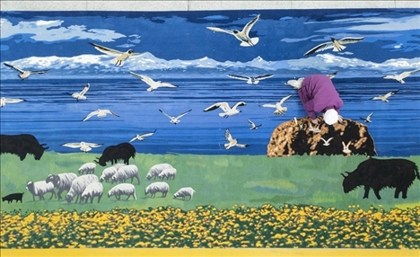 在青海省西寧市圣源地毯集團有限公司生產(chǎn)車間，操作工檢查毯面、拔花刺（2023年2月4日攝）。新華社記者 才揚 攝