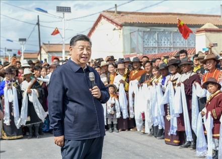 2021年6月7日至9日，習近平總書記在青海考察。這是8日下午，習近平在海北藏族自治州剛察縣沙柳河鎮(zhèn)果洛藏貢麻村考察時，同村民們親切交流。新華社記者 謝環(huán)馳 攝