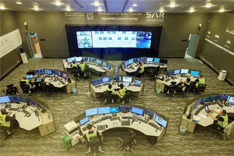 圖為運(yùn)營指揮中心一景。中國鐵建供圖