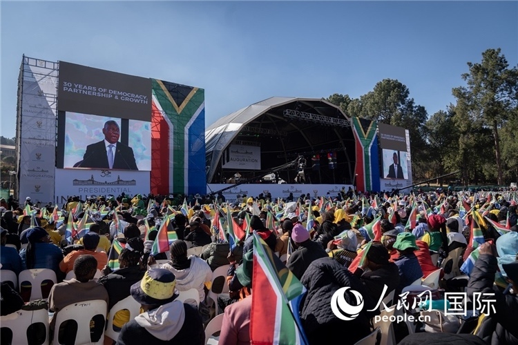 南非民眾觀看拉馬福薩總統(tǒng)就職演說。 人民日報非洲中心分社 希拉茲·莫林?jǐn)z