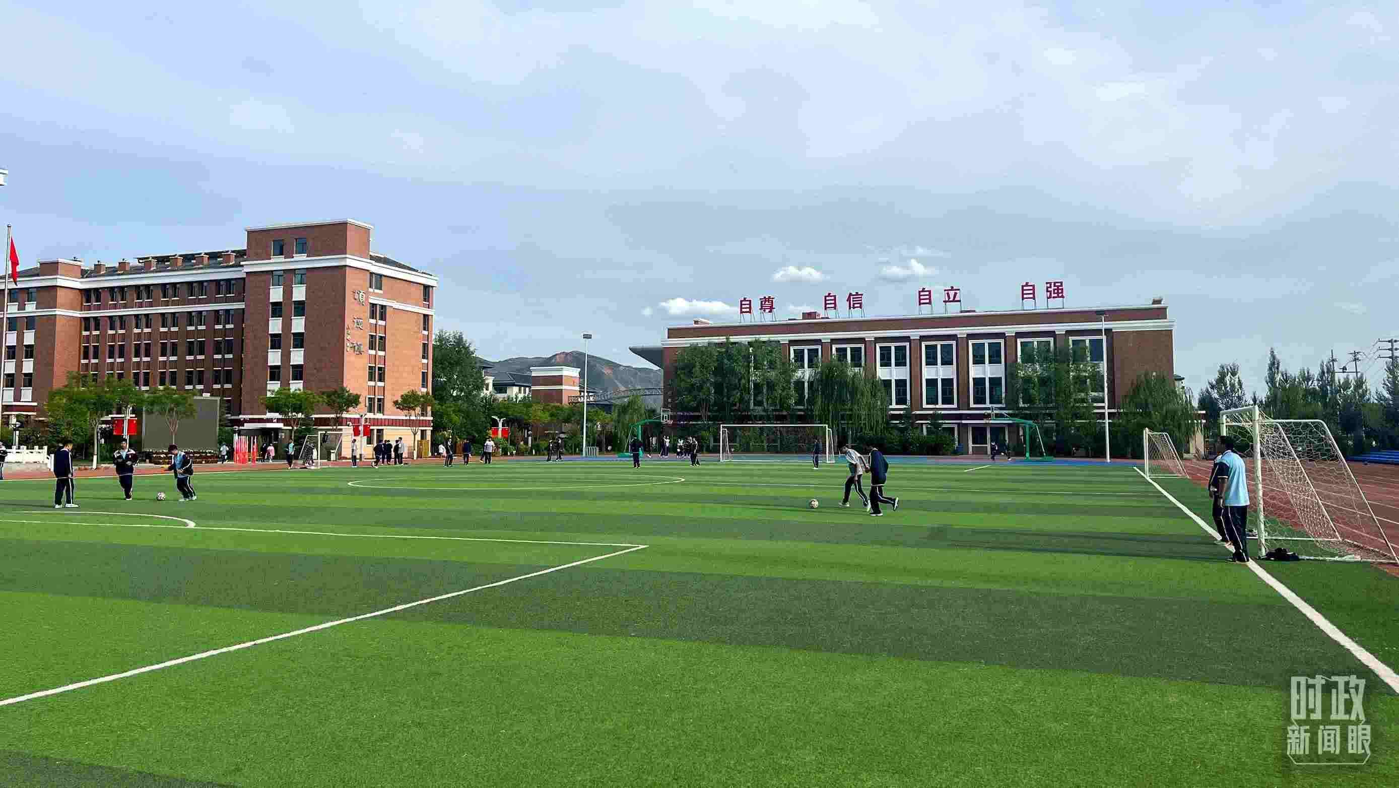 △果洛西寧民族中學(xué)。（總臺央視記者楊波、楊新禹拍攝）