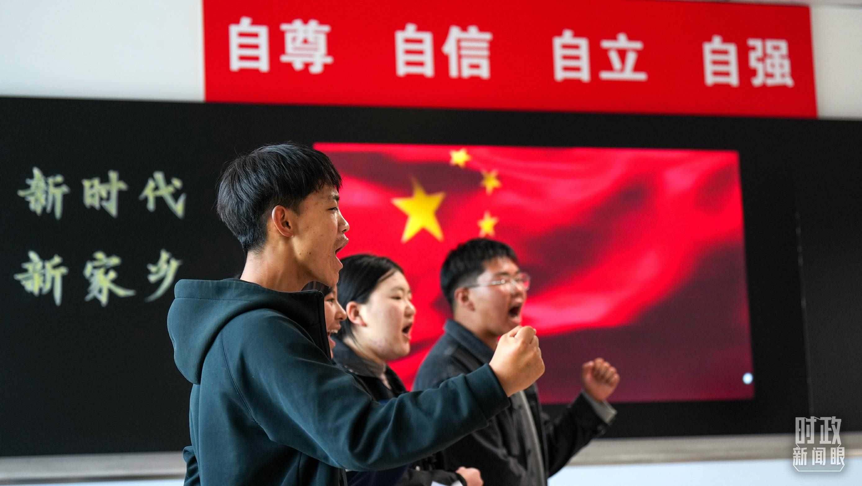 △果洛西寧民族中學(xué)高一（1）班的“新時(shí)代、新家鄉(xiāng)”主題思政課。（總臺央視記者許永松、國廣記者李晉拍攝）