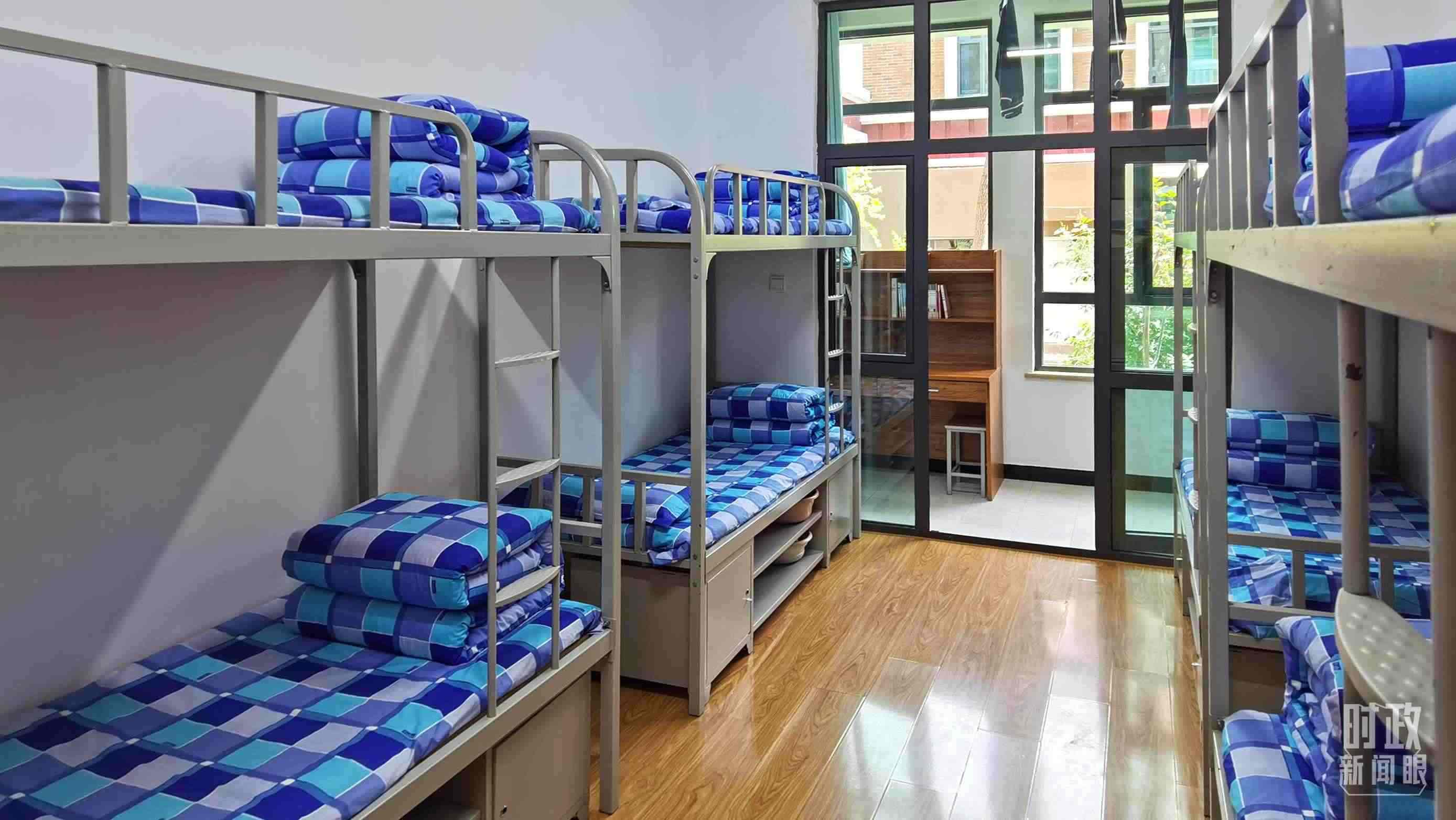 △果洛西寧民族中學(xué)宿舍樓。（總臺央視記者郭鴻拍攝）