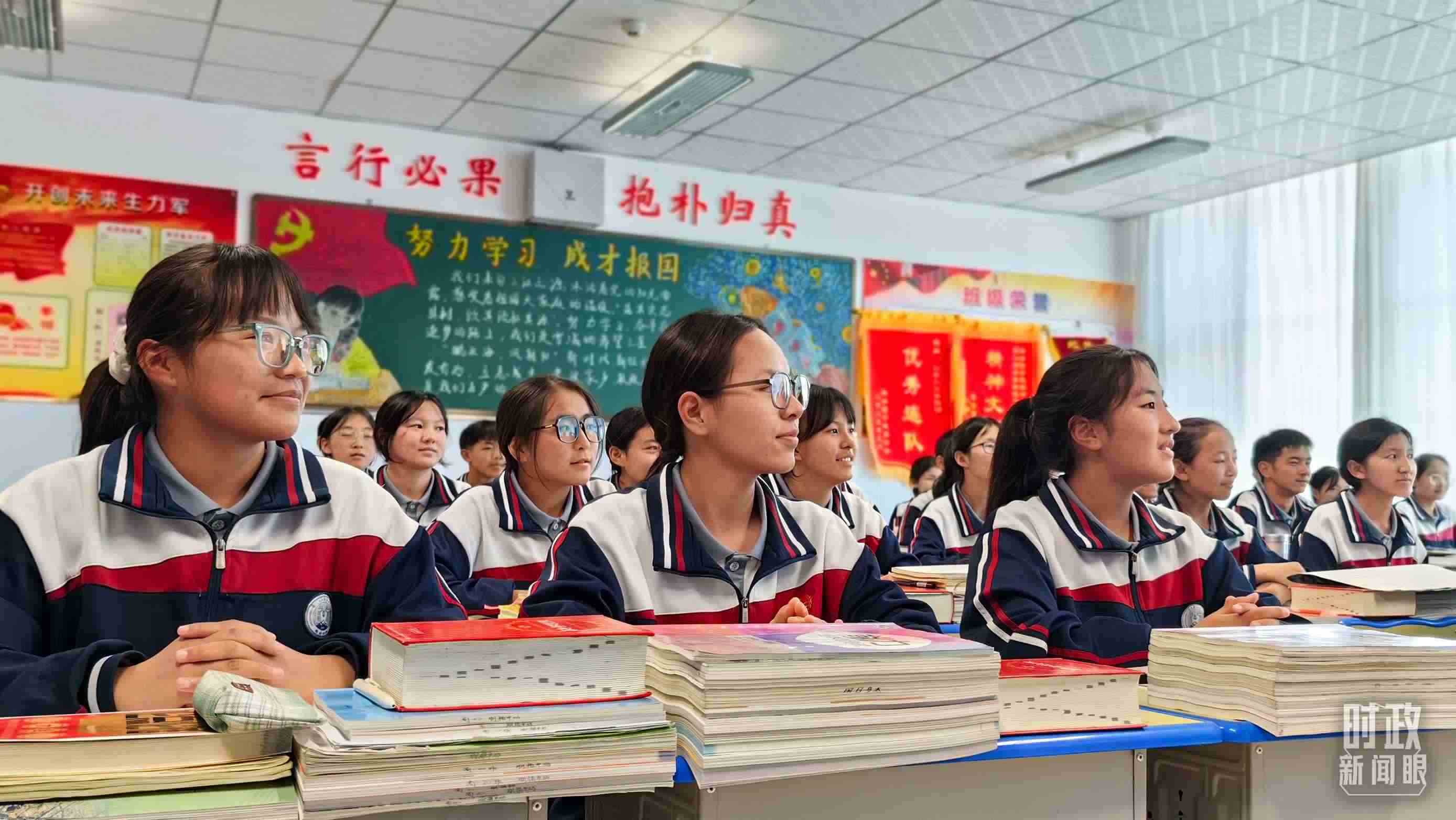 △果洛西寧民族中學(xué)高一（1）班的“新時(shí)代、新家鄉(xiāng)”主題思政課。（總臺央視記者段德文拍攝）