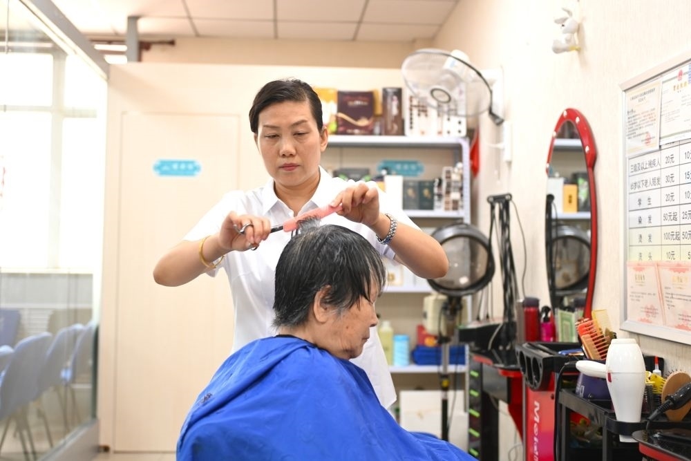 6月20日，長城花園社區(qū)的志愿者為居民理發(fā)。