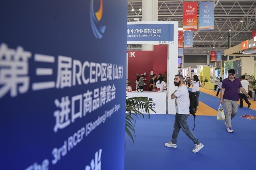 2023年8月18日，人們在第三屆RCEP區(qū)域（山東）進口商品博覽會上參觀。新華社發(fā)（許傳寶 攝）