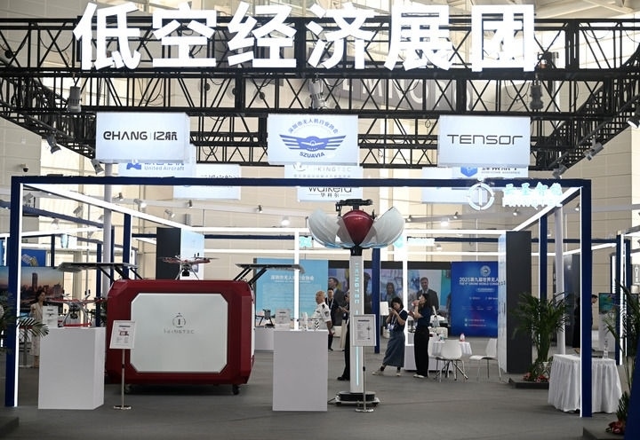 6月20日，參觀者在博覽會低空經(jīng)濟展團參觀。新華社記者 趙子碩 攝