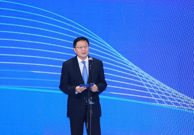 中國(guó)網(wǎng)總編輯王曉輝主持論壇。中國(guó)外文局供圖