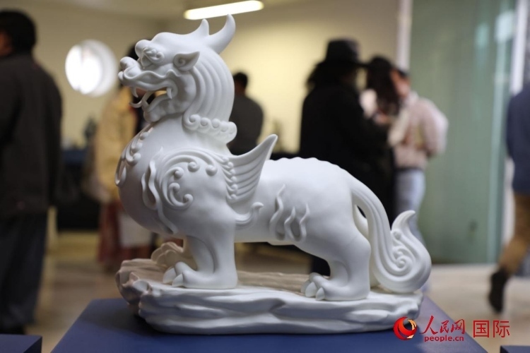 展覽現(xiàn)場的德化白瓷。人民網(wǎng) 埃內(nèi)斯托·多明戈斯攝