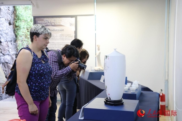 在展覽現(xiàn)場，觀眾們駐足欣賞德化白瓷和墨西哥彩瓷。人民網(wǎng) 埃內(nèi)斯托·多明戈斯攝
